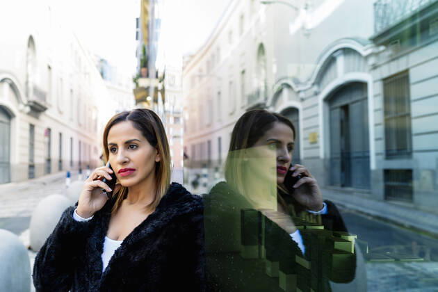 IMAGO Creative: Kreative Renaissance -- der junge Entrepreneur executive woman in black jacket talking on her smartphone Madrid, Community of Madrid, Spain CR_IVAR201204D-579577-01 ,model released, Symbolfoto