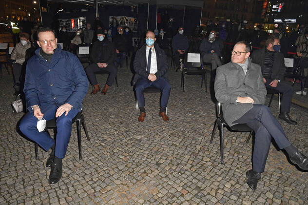 Jens Spahn and Michael Müller lighting the first candle at the Hanukkah candle holder on the occasion of the beginning of the Hanukkah holidays at the Brandenburg Gate Berlin, 10 12 2020 Foto:xF.xKernx xFuturexImage