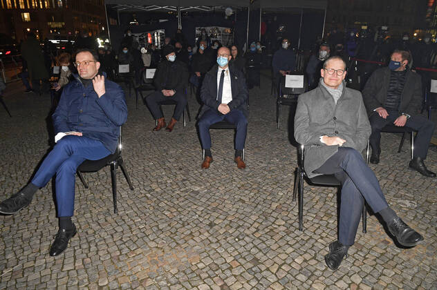 Jens Spahn and Michael Müller lighting the first candle at the Hanukkah candle holder on the occasion of the beginning of the Hanukkah holidays at the Brandenburg Gate Berlin, 10 12 2020 Foto:xF.xKernx xFuturexImage