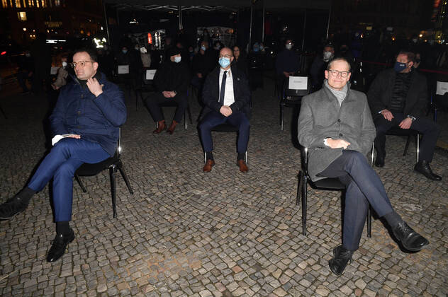 Jens Spahn and Michael Müller lighting the first candle at the Hanukkah candle holder on the occasion of the beginning of the Hanukkah holidays at the Brandenburg Gate Berlin, 10 12 2020 Foto:xF.xKernx xFuturexImage