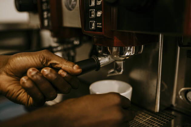 Cropped hand of male owner making coffee in cafe, MA82970, Germany, Berlin, model released, property released Copyright: xMaskotx