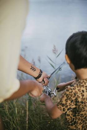 IMAGO Creative, Jahreszeit Sommer, Sommerferien Cropped hand of father and daughter fishing in lake during summer, MA83054, Sweden, Stockholm, model released Copyright: xMaskotx