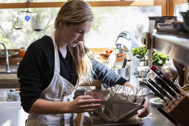 IMAGO Creative: Digitale Welt, Verzicht auf Technologie teenage girl in kitchen baking a cake. teenage girl in kitchen baking a cake. teenage girl in kitchen baking a cake.