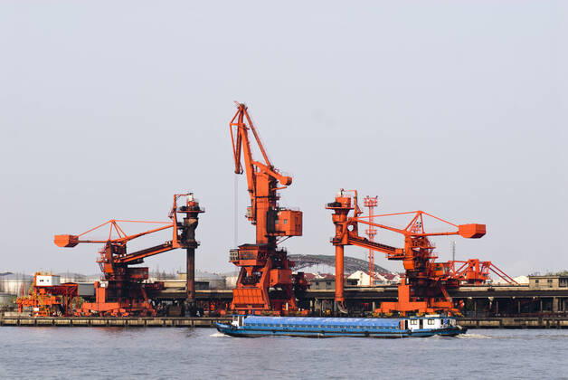 IMAGO Creative: Business, Inflation und Lieferketten Industrial Cranes at Port Shanghai,China,Industrial Cranes at Port  Industrial Cranes at Port