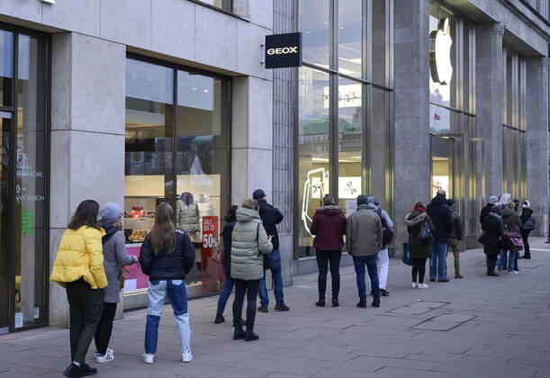 DEUTSCHLAND, Hamburg, Corona Pandemie, harter lockdown, in der Warteschlange, schnell noch ein neues iphone im Apple Store, letztes shopping vor Weihnachten Hamburg Deutschland