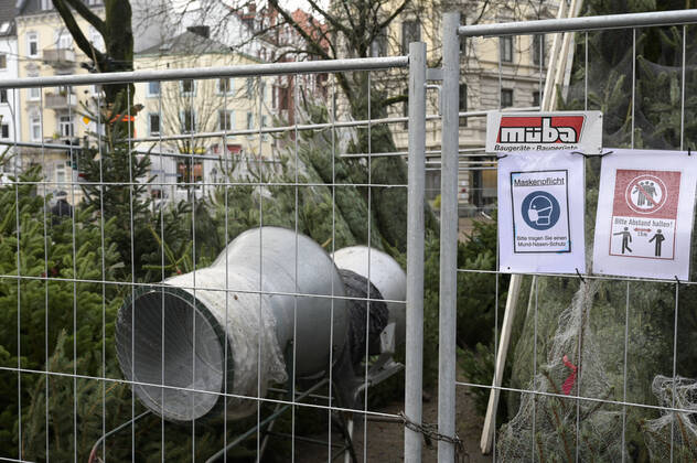 DEUTSCHLAND, Hamburg Ottensen, Corona Pandemie, Verkauf von Weihnachtsbäumen mit AHA Regeln Hamburg Deutschland