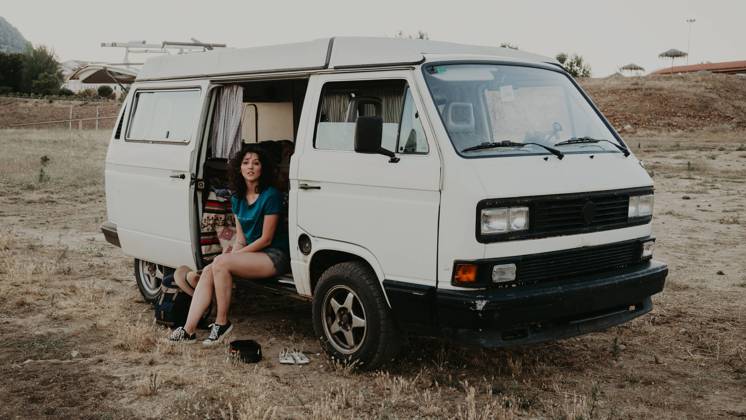 IMAGO Creative: Ende des Sommers Attractive young woman sitting in a cool looking at camera in the middle of nowhere in summer Copyright: xDesireexDelgadox Model Released