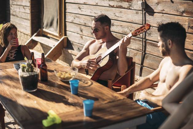 IMAGO Creative: Gesellschaft, Integration Guy playing guitar for his friends, Model released, Property released Copyright: xEduardoxHuelinx MR