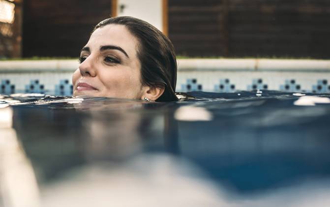 Beautiful woman in pool, Model released, Property released Copyright: xEduardoxHuelinx MR