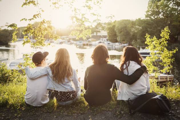 IMAGO Creative: Sommer, Sommertage im Stadtpark IMAGO Creative, Jahreszeit Sommer, Sommer in der Stadt Rear view of teenagers sitting with arms around at lakeshore , model released Copyright: xMaskotx , MA46453