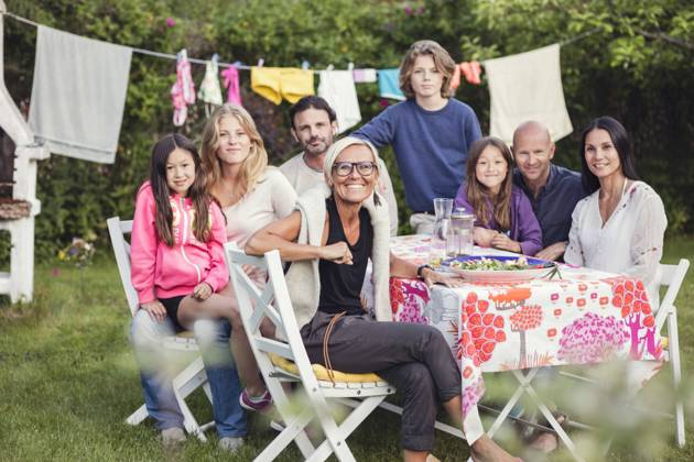 IMAGO Creative, Jahreszeit Sommer, Sommerferien Portrait of happy family and friends in back yard during garden party , model released, property released Copyright: xMaskotx , MA53408