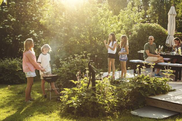 IMAGO Creative, Jahreszeit Sommer, Sommerferien People enjoying summer during garden party on sunny day , model released, property released Copyright: xMaskotx , MA53462