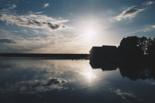 IMAGO Creative, Jahreszeit Sommer, Sommerferien Scenic view of lake with reflection against sky on sunny day Copyright: xMaskotx , MA58821