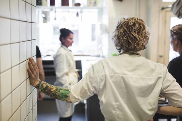 Rear view of chef standing with female colleagues in restaurant kitchen , model released, property released Copyright: xMaskotx , MA61493
