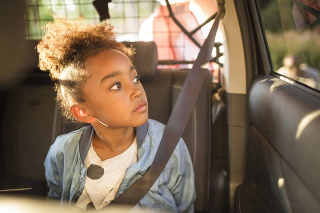 IMAGO Creative: Klimawandel - Zukunft und Innovation Girl looking through window while sitting in electric car , model released Copyright: xMaskotx , MA68591
