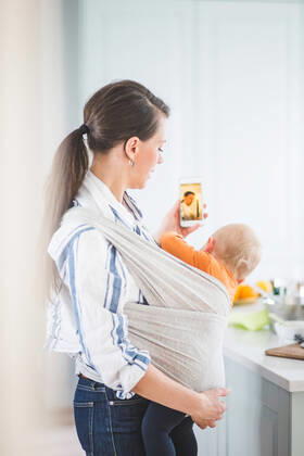 Side view of female blogger photo messaging while carrying daughter in kitchen at home , model released, property released Copyright: xMaskotx , MA71884