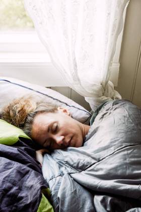 IMAGO Creative, Jahreszeit Sommer, Sommerferien High angle view of mid adult woman sleeping on bed in cottage , model released, property released Copyright: xMaskotx , MA72131