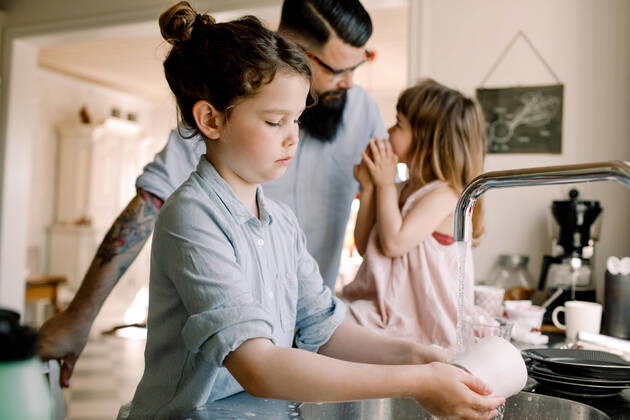 Girl washing mug at sink while father talking to daughter in kitchen , model released, property released Copyright: xMaskotx , MA72272