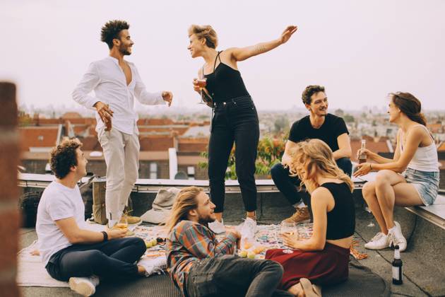 IMAGO Creative, Urban Lifestyle IMAGO Kreativ: Urbane Kultur - Sommer auf den Dächern Happy people dancing while enjoying music with friends on terrace at rooftop party , model released, property released Copyright: xMaskotx , MA75637