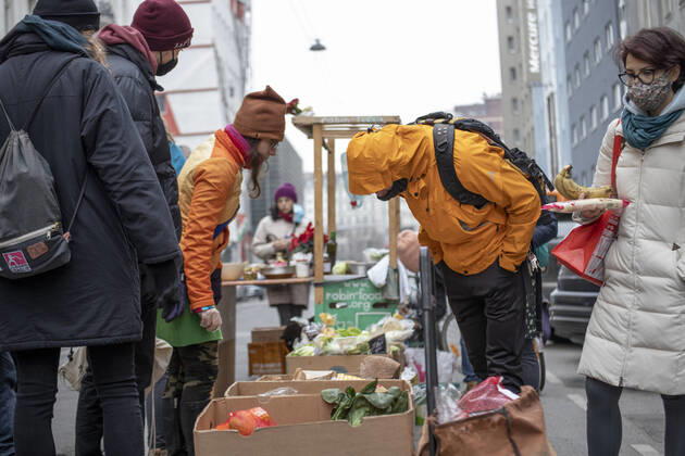 Demonstration Vienna: Together against food waste Im zweiten Wiener Gemeindebezirk fand heute eine Demonstration gegen Lebensmittelverschwendung statt. Mitorganisator war unter Anderem Fridays for Future. Im Bild: TeilnehmerInnen der Demonstration. Wien, Österreich. 18.12.2020