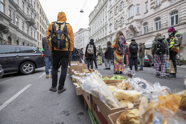 Demonstration Vienna: Together against food waste Im zweiten Wiener Gemeindebezirk fand heute eine Demonstration gegen Lebensmittelverschwendung statt. Mitorganisator war unter Anderem Fridays for Future. Im Bild: TeilnehmerInnen der Demonstration. Wien, Österreich. 18.12.2020