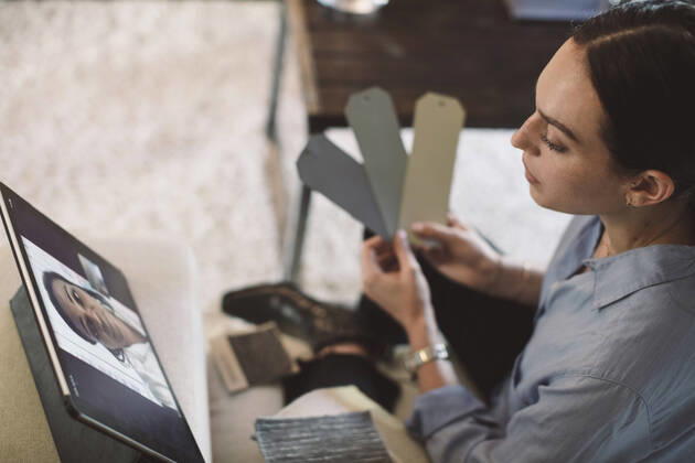 IMAGO Creative: Kreative Renaissance -- der junge Entrepreneur High angle view of female entrepreneur holding labels while talking to colleague on video conference at home office USA, Los Angeles, model released, property released Copyright: xMaskotx , MA79016