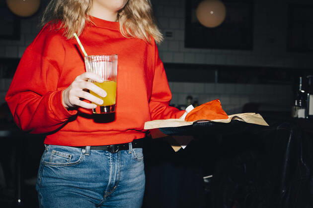 Midsection of female waitress with food and drink in restaurant Sweden, Stockholm, model released, property released Copyright: xMaskotx , MA79650