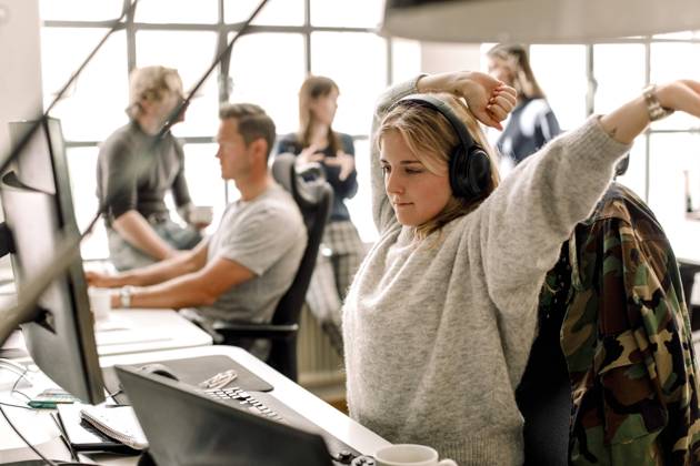 IMAGO Creative: Internationaler Frauentag, Gender Pay Gap, Frauen verdienen 18 Prozent weniger Female entrepreneur stretching while looking at computer in office Sweden, Stockholm, model released, property released Copyright: xMaskotx , MA80991