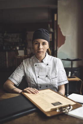 IMAGO Creative: Kreative Renaissance -- der junge Entrepreneur Portrait of chef with menu sitting at restaurant Germany, Berlin, model released, property released Copyright: xMaskotx , MA81387