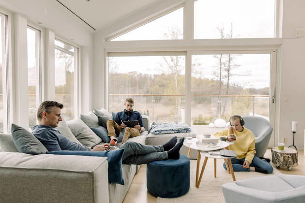 IMAGO Creative: Jahreszeit Winter, Couching Father and children using wireless technology at home Sweden, Stockholm, model released, property released Copyright: xMaskotx , MA81915