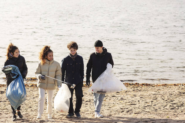 IMAGO Creative: Klimawandel - Umwelterziehung Male and female environmentalists with microplastics garbage walking against lake Sweden, Stockholm, model released Copyright: xMaskotx , MA81983
