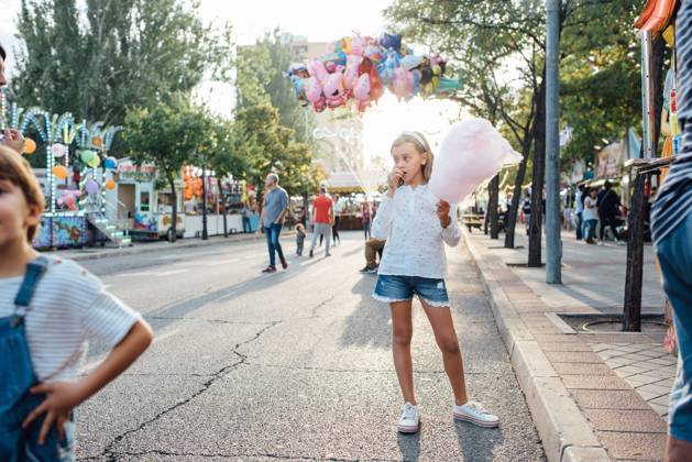 IMAGO Creative, Jahreszeit Sommer, Sommer in der Stadt Cheerful girl eating cotton candy on street, Model released Copyright: xMartaxMachinx MR