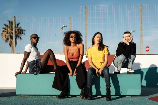 IMAGO Creative: Urban Diversity Cheerful young multiracial female friends enjoying free time in street Copyright: xRafaxCortesx Model Released