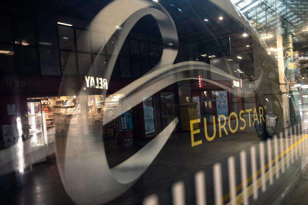 IMAGO Creative: Klimawandel - Nachhaltiges Reisen (201221) -- PARIS, Dec. 21, 2020 -- Photo taken on Dec. 21, 2020 shows a Eurostar logo on a train at the Gare du Nord railway station in Paris, France. France is to suspend from Sunday midnight (Paris time) for 48 hours all travel from the United Kingdom, including people related to the transport of goods, by road, air, sea or rail, the Prime Minister s Office announced following a cabinet meeting. (Photo by Xinhua) FRANCE-PARIS-UK-TRAVEL BAN AurelienxMorissard