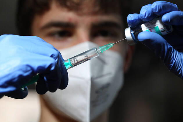 Winden Themenbild - Coronavirus, Coronapandemie, Impfen -Impfspritze, Coronaspritze und einer Hand mit einem Gummihandschuh, Themenbild - Coronavirus, Coronapandemie, Impfen -Impfspritze, Coronaspritze und einer Hand mit einem Gummihandschuh, Coronavirus, Coronapandemie - Impfspritze, Coronaspritze, Nadel zum spritzen des Impfstoffes. Detailaufnahme von einer Impfspritze mit Impfbuch und blauen Gummihandschuhen Impfen, Impfbuch, Impfbescheinigung, Impfpass, Spritze, Coronaspritze, Nadel, Impfstoff, Detail, Gummihandschuhe, blaue, blau, Nadel, Detail, Detailaufnahme, Studio, Innen, Innenaufnahme, tags, tagsüber, am Tag, Tag, Kanüle, mit Tropfen, Tropfen, Impftropfen, Silhouette, Scherenschnittbild, Viren, Covid-19 Viren, Covid 19 Vi Copyright: xFleigx xEibner-Pressefotox EP_dfg