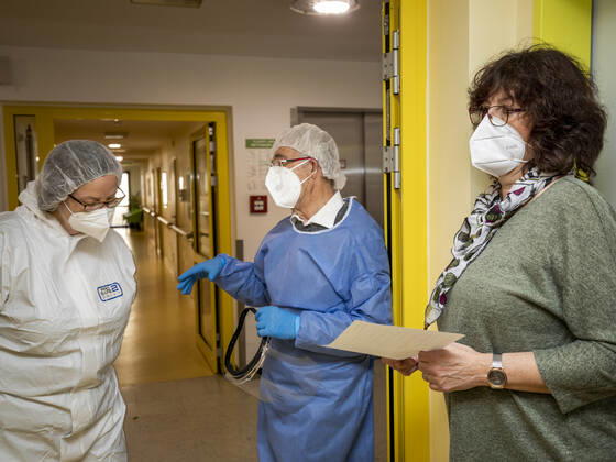 EUROPE, GERMANY, BAVARIA, BAMBERG, 27 12 2020 Vaccination launch in Bamberg The first shipment of the first Corona vaccine available in Europe arrives at the Albrecht Dürer Seni