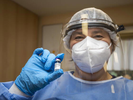 EUROPE, GERMANY, BAVARIA, BAMBERG, 27 12 2020 Vaccination launch in Bamberg The first shipment of the first Corona vaccine available in Europe arrives at the Albrecht Dürer Seni