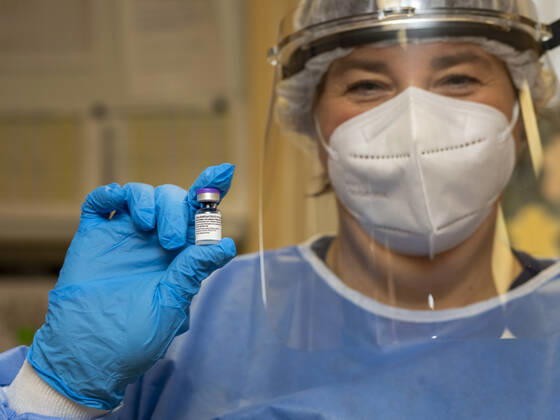 EUROPE, GERMANY, BAVARIA, BAMBERG, 27 12 2020 Vaccination launch in Bamberg The first shipment of the first Corona vaccine available in Europe arrives at the Albrecht Dürer Seni