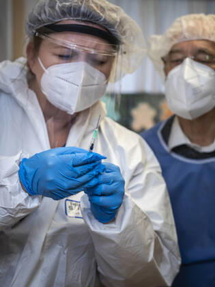EUROPE, GERMANY, BAVARIA, BAMBERG, 27 12 2020 Vaccination launch in Bamberg The first shipment of the first Corona vaccine available in Europe arrives at the Albrecht Dürer Seni