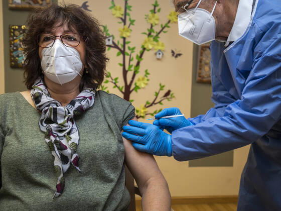 EUROPE, GERMANY, BAVARIA, BAMBERG, 27 12 2020 Vaccination launch in Bamberg The first shipment of the first Corona vaccine available in Europe arrives at the Albrecht Dürer Seni