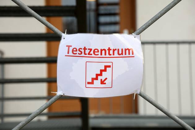 Lichtentanne Lichtentanne LK Zwickau Corona vaccination start nursing home 27 12 2020 lz Lichtentanne LK Zwickau Corona vaccination start nursing home Petra Koepping Minister for Social Affairs said in Lichtentanne This vaccination is like a Christmas gift In the picture no admission in the nursing home without testing 27 12 2020 Copyright: xKoehler Eibner-Pressefotox EP_rkr