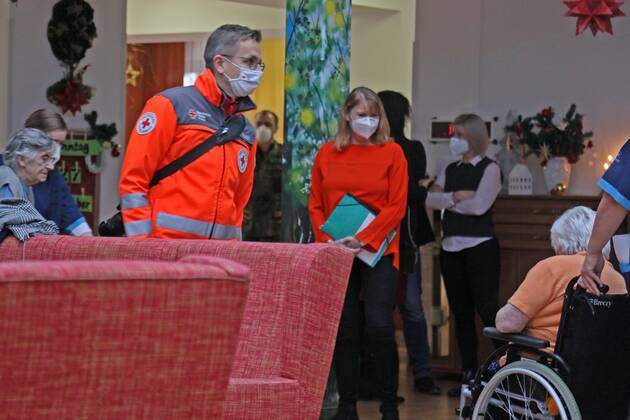 Lichtentanne Lichtentanne LK Zwickau Corona vaccination start nursing home 27 12 2020 lz Lichtentanne LK Zwickau Corona vaccination start nursing home Petra Koepping Minister for Social Affairs said in Lichtentanne This vaccination is like a Christmas present In the picture Koepping at the vaccination start In the nursing home 27 12 2020 Copyright: xKoehler Eibner-Pressefotox EP_rkr
