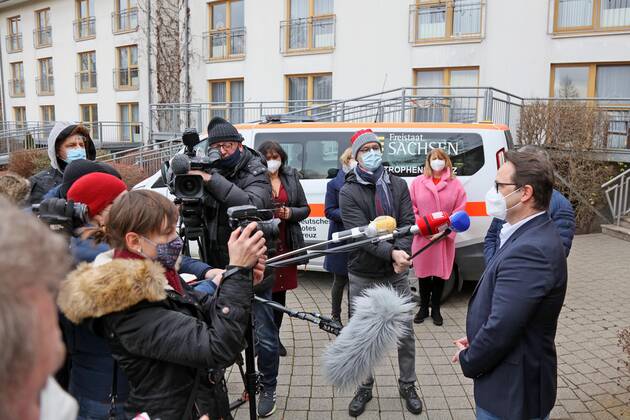 Lichtentanne Lichtentanne LK Zwickau Corona vaccination start nursing home 27 12 2020 lz Lichtentanne LK Zwickau Corona vaccination start nursing home Petra Koepping Minister for Social Affairs said in Lichtentanne This vaccination is like a Christmas gift In the picture the board Korian Christian Charieb 27 12 2020 Copyright: xKoehler Eibner-Pressefotox EP_rkr