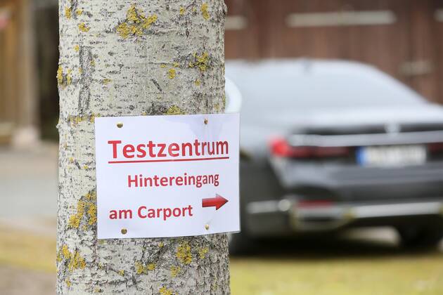 Lichtentanne Lichtentanne LK Zwickau Corona vaccination start nursing home 27 12 2020 lz Lichtentanne LK Zwickau Corona vaccination start nursing home Petra Koepping Minister for Social Affairs said in Lichtentanne This vaccination is like a Christmas present In the picture signage Since Christmas, everyone must go through the teststaion before entering the nursing home 27 12 2020 Copyright: xKoehler Eibner-Pressefotox EP_rkr