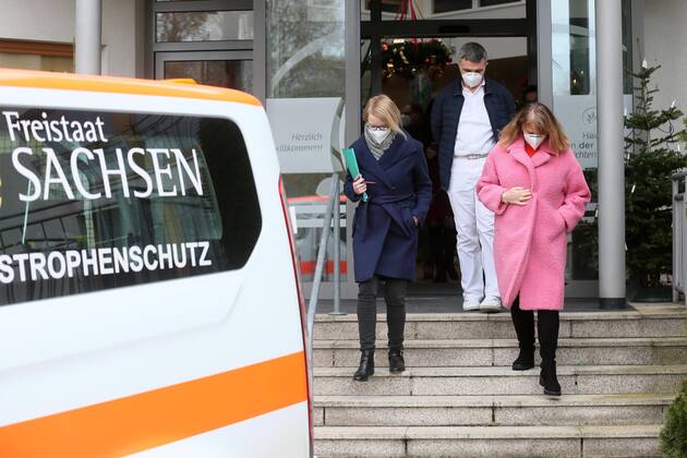 Lichtentanne Lichtentanne LK Zwickau Corona vaccination start nursing home 27 12 2020 lz Lichtentanne LK Zwickau Corona vaccination start nursing home Petra Koepping Minister for Social Affairs said in Lichtentanne This vaccination is like a Christmas present In the picture Koepping vaccinator after the vaccination start 27 12 2020 Copyright: xKoehler Eibner-Pressefotox EP_rkr