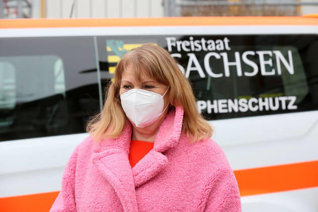 Lichtentanne Lichtentanne LK Zwickau Corona vaccination start nursing home 27 12 2020 lz Lichtentanne LK Zwickau Corona vaccination start nursing home Petra Koepping Minister for Social Affairs said in Lichtentanne This vaccination is like a Christmas gift In the picture the head of the facility Board Korian Christian Charieb 27 12 2020 Copyright: xKoehler Eibner-Pressefotox EP_rkr