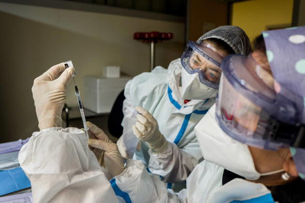 Milan. COVID19 Vaccine Mixing and preparation of the assay before administration Editorial Usage Only  Copyright: xCarloxCozzolix xIPAx