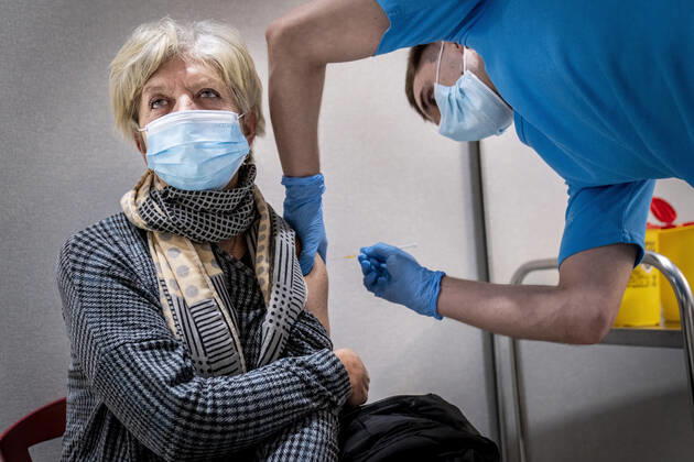 Health personnel and here Anni is vaccinated at Sjaellands Universitetshospital in Roskilde, Sunday 27 December 2020 Ten months after the first confirmed case of covid 19 in Denmark, the first vaccinations were initiated on Sunday The Prime Minister compared with moon landing, Roskilde Denmark  Copyright: RitzauxScanpix MadsxClausxRasmussenx cop777 spdk20201227-183531-L