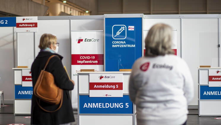 Nuremberg, NurembergMesse, 27 12 2020, The first Corona vaccinations Picture v l a patient and an assistant wait in front of the registration boxes Copyright: HMBxMedia JulienxBecker
