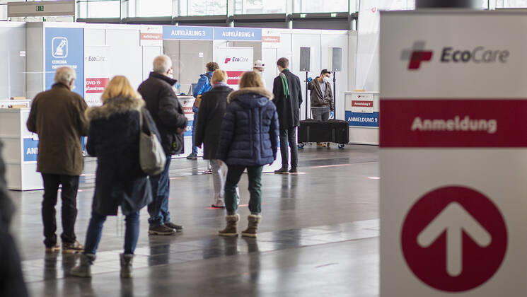 Nuremberg, NuernbergMesse, 27 12 2020, The first Corona vaccinations picture A small queue with patients forms in front of the registration boxes Copyright: HMBxMedia JulienxBecker